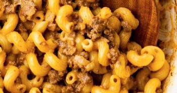 Ground beef, macaroni and cheese in a skillet.