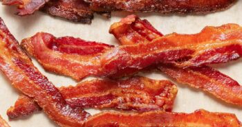 Como fazer bacon no forno (3 maneiras)