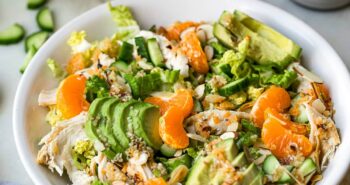 Salada de frango asiática com mandarim, abacate e chili