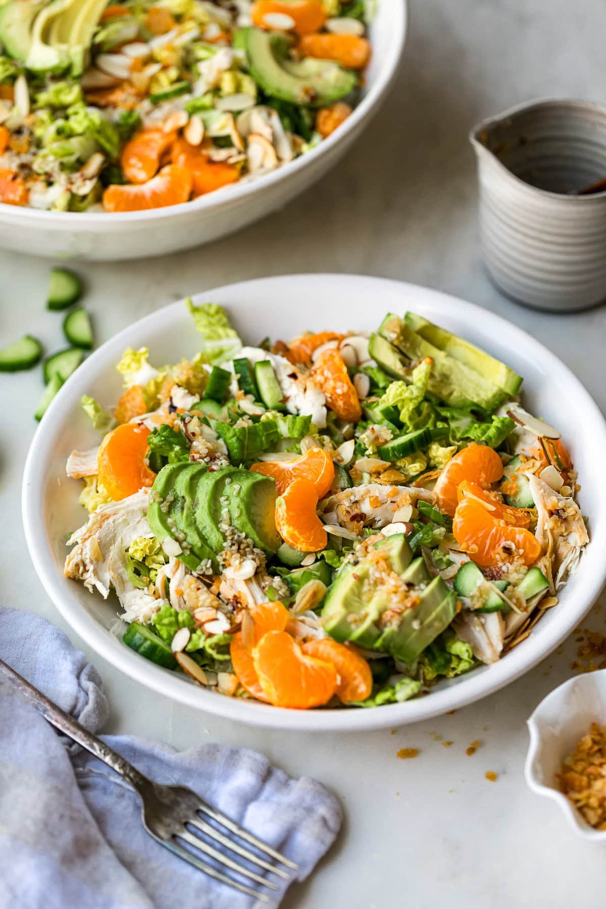 Salada de frango asiática com mandarim, abacate e chili