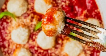 Gnudi de queijo cottage com molho marinara (alta proteína)