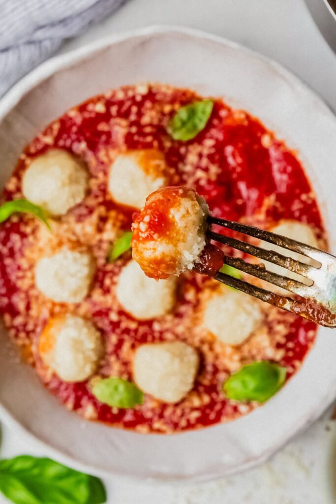 Gnudi de queijo cottage com molho marinara (alta proteína)