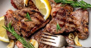 Receita de costeletas de cordeiro grelhado (rápido e fácil!)