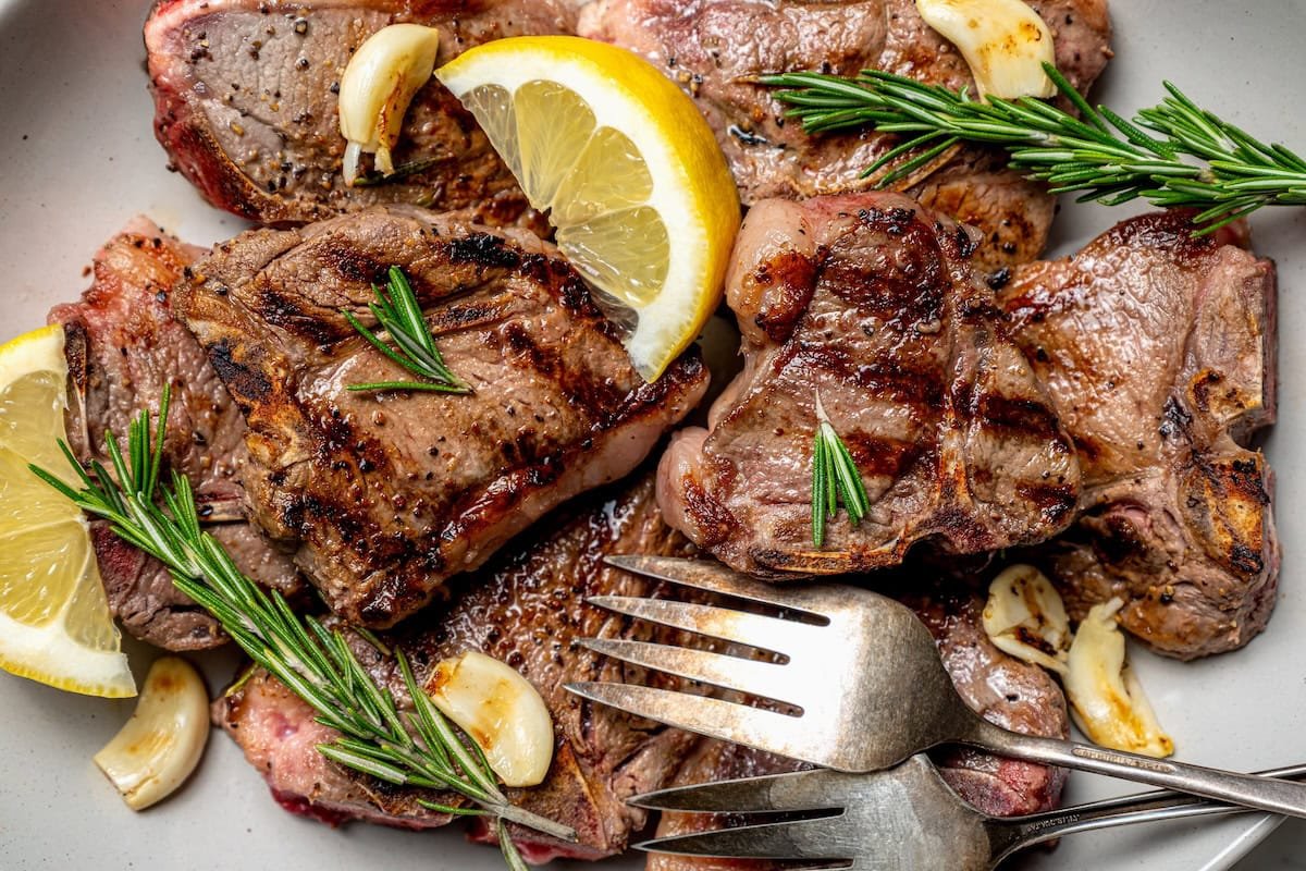 Receita de costeletas de cordeiro grelhado (rápido e fácil!)