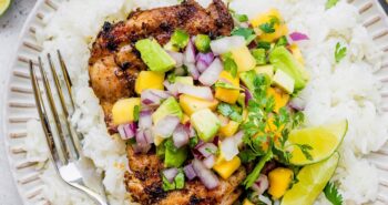 Frango jerk grelhado com salsa de abacate de manga