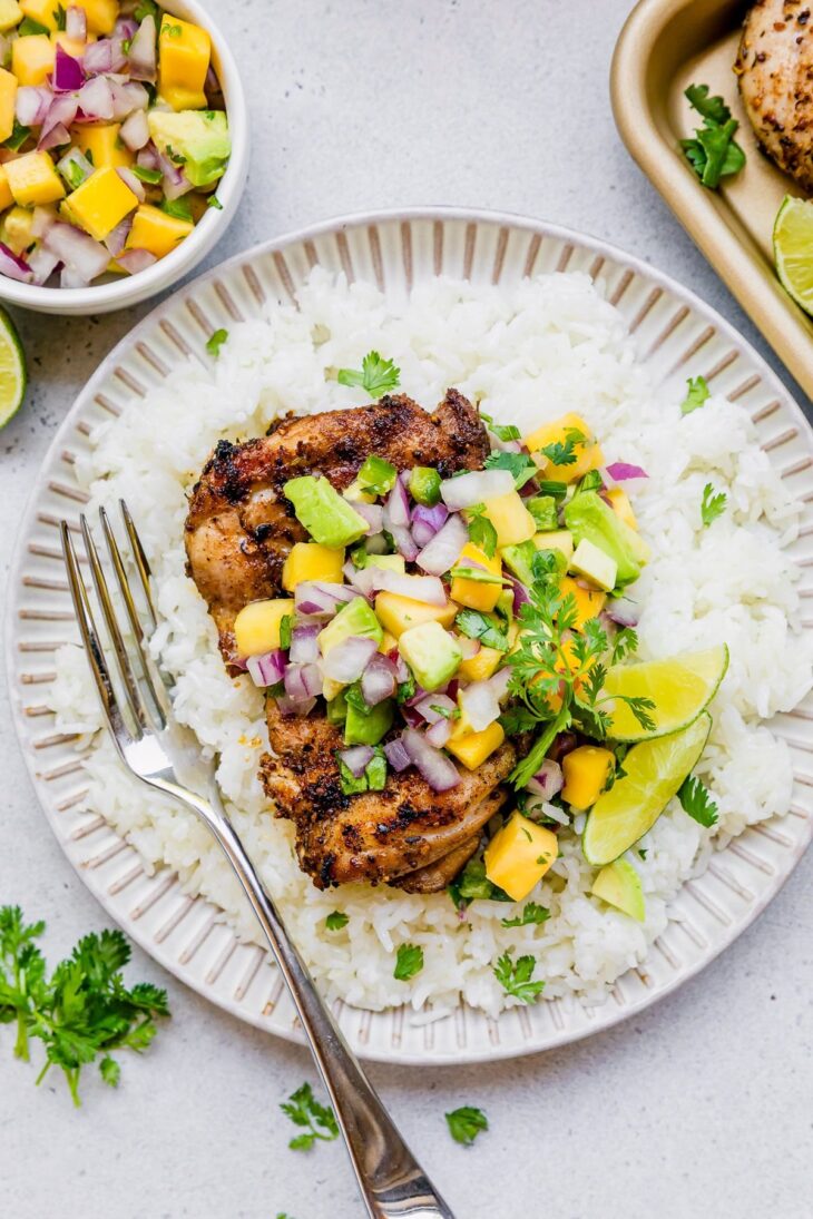 Frango jerk grelhado com salsa de abacate de manga