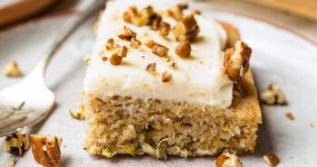 Bolo de abobrinha com cobertura de abacaxi e cream cheese