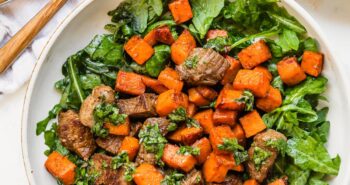 Salada de bife de outono com batata -doce e chimichurri