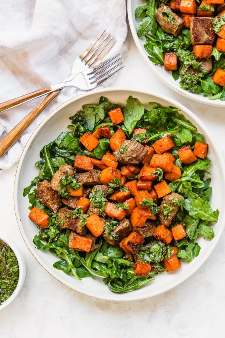 Salada de bife de outono com batata -doce e chimichurri