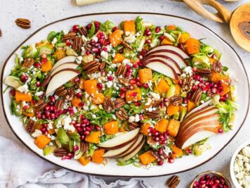 Salada de abóbora com couve de Bruxelas raspada e peras