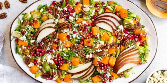 Salada de abóbora com couve de Bruxelas raspada e peras