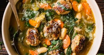 Sopa toscana de feijão branco com almôndegas (rica em proteínas e fibras)